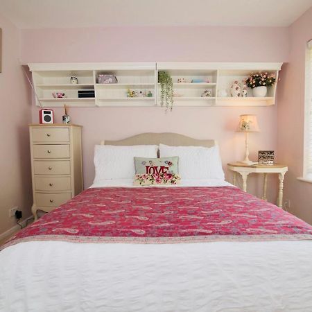 Aston Henry James Stunning One Bedroom Apartment In Royal Windsor Eksteriør billede